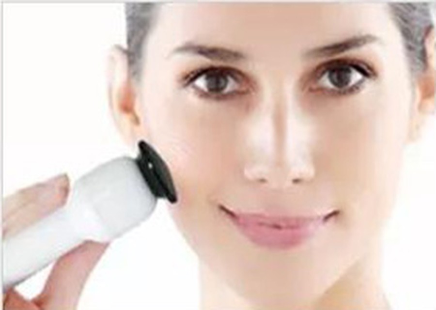 Insulated ceramic treatment head on the face